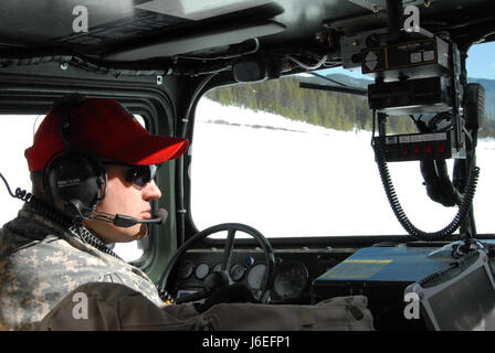 La Garde nationale du Colorado l'Adjudant-chef Dan 2 Aragon, un technicien à l'équipements de la zone de Manœuvre 64 Site de formation à Fort Carson, Colorado, conduit une M973A1 Petite unité véhicule d'assistance, aka SUSV, lors d'un exercice d'entraînement à Taylor Park près de réservoir Gunnison, Colorado, le 15 mars 2010. Les spécifications SUSV, qui est capable de traverser presque n'importe quel terrain, est le principal véhicule utilisé par l'Army National Guard Colorado's Snow Équipe d'intervention. (U.S. Photo de la Garde nationale par la CPS. Joseph K., VonNida la Garde nationale du Colorado) Banque D'Images