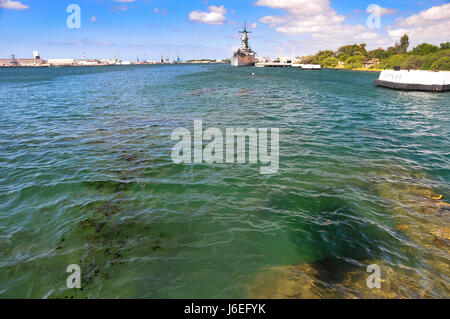 Le cuirassé USS Arizona repose juste sous la surface de l'eau où le navire a été coulé le 7 décembre 1941 lors de l'attaque de Pearl Harbor, Hawaii. Encore de l'huile à la surface de bulles à partir de l'énorme réservoir de rétention dans l'épave du cuirassé. (U.S. Air National Guard photo par le Sgt. Kendra M. Owenby, Affaires publiques de l'ARW 134libéré) Banque D'Images