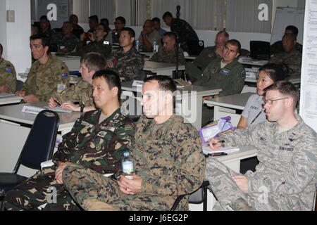 Les membres en service de groupe de travail conjoint Yolanda ; la force opérationnelle interarmées (FOI-505 505) ; et d'aider les nations unies pour assister à une brève à la centre de coordination multinationale, camp Aguinaldo, Manille, Philippines, 24 novembre 2013, au cours de l'opération Damayan. JTF-505 est de coordonner les efforts déployés par tous les services du Département dans la zone de responsabilité du Commandement du Pacifique et de travail avec le gouvernement philippin de livrer rapidement de l'aide humanitaire et des secours aux régions, le gouvernement philippin juge le plus dans le besoin. (U.S. Marine Corps photo de l'ADJUC3 Jonathan C. Knauth/libérés) Banque D'Images