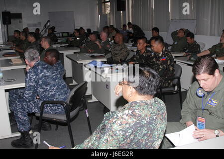 Les membres en service de groupe de travail conjoint Yolanda ; la force opérationnelle interarmées (FOI-505 505) ; et d'aider les nations unies pour assister à une brève à la centre de coordination multinationale, camp Aguinaldo, Manille, Philippines, 24 novembre 2013, au cours de l'opération Damayan. JTF-505 est de coordonner les efforts déployés par tous les services du Département dans la zone de responsabilité du Commandement du Pacifique et de travail avec le gouvernement philippin de livrer rapidement de l'aide humanitaire et des secours aux régions, le gouvernement philippin juge le plus dans le besoin. (U.S. Marine Corps photo de l'ADJUC3 Jonathan C. Knauth/libérés) Banque D'Images