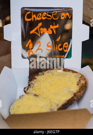 Le fromage sur le pain grillé. Banque D'Images