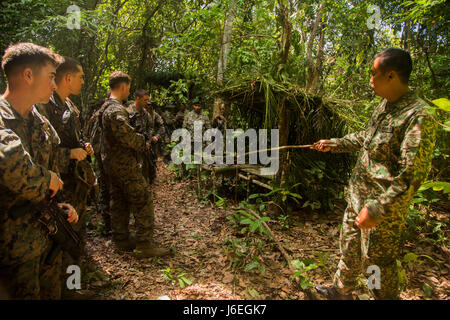 Les Marines américains et les marins avec Golf Company, 2e Bataillon, 4e Régiment de Marines, d'assister à une classe de survie jungle enseigné par des soldats malaisiens au cours force de débarquement à flot la coopération et la formation de l'état de préparation (LF) CARAT 2015 Tanduo au Beach, East Sabah, Malaisie, le 17 août, 2015. LF CARAT est destiné à consolider, accroître l'interopérabilité dans la planification et les opérations amphibies et les ensembles de compétences de base entre les États-Unis et les nations de l'Indonésie, la Malaisie et la Thaïlande. (U.S. Marine Corps photo par MCIPAC le Caméra de combat. Sergio RamirezRomero/relâché) Banque D'Images