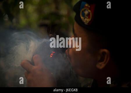 Un soldat malaisien démontre aux Marines des États-Unis et les marins avec Golf Company, 2e Bataillon, 4e Régiment de Marines, la création d'un incendie au cours force de débarquement à flot la coopération et la formation de l'état de préparation (LF) CARAT 2015 Tanduo au Beach, East Sabah, Malaisie, le 17 août, 2015. LF CARAT est destiné à consolider, accroître l'interopérabilité dans la planification et les opérations amphibies et les ensembles de compétences de base entre les États-Unis et les nations de l'Indonésie, la Malaisie et la Thaïlande. (U.S. Marine Corps photo par MCIPAC le Caméra de combat. Sergio RamirezRomero/relâché) Banque D'Images