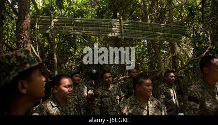 Les Marines américains et les marins avec Golf Company, 2e Bataillon, 4e Régiment de Marines, d'assister à une classe de survie jungle enseigné par des soldats malaisiens au cours force de débarquement à flot la coopération et la formation de l'état de préparation (LF) CARAT 2015 Tanduo au Beach, East Sabah, Malaisie, le 17 août, 2015. LF CARAT est destiné à consolider, accroître l'interopérabilité dans la planification et les opérations amphibies et les ensembles de compétences de base entre les États-Unis et les nations de l'Indonésie, la Malaisie et la Thaïlande. (U.S. Marine Corps photo par MCIPAC le Caméra de combat. Sergio RamirezRomero/relâché) Banque D'Images