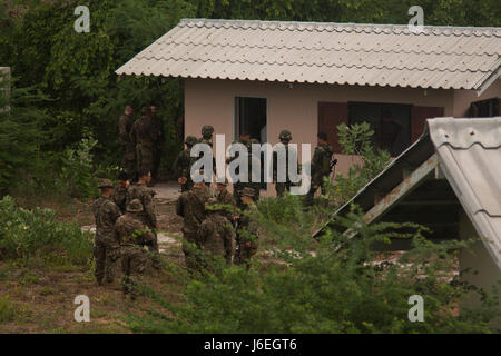 Les Marines américains et les marins à la 2e Bataillon, 4e Régiment de Marines, et Royal Thai Marines mener des opérations militaires en territoire urbain au cours de l'atterrissage de la coopération de la Force et de la formation de préparation à flot (LF) en 2015 sur la base d'assaut amphibie, Phlutaluang, Thaïlande, le 28 août 2015. LF CARAT est destiné à consolider et accroître l'interopérabilité dans la planification et les opérations amphibies et les ensembles de compétences de base entre les États-Unis et les nations de l'Indonésie, la Malaisie et la Thaïlande. (U.S. Marine Corps photo par MCIPAC le Caméra de combat. Sergio RamirezRomero/relâché) Banque D'Images