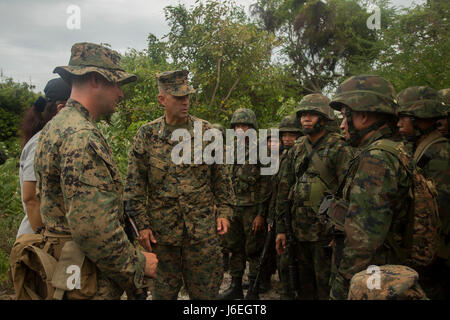 Le colonel du Corps des Marines américain David Odom, centre, commandant du 4e Régiment de Marines, parle d'une Marine royale thaïlandaise après avoir effectué les opérations militaires en territoire urbain au cours de l'atterrissage de la coopération de la Force et de la formation de préparation à flot (LF) en 2015 sur la base d'assaut amphibie, Phlutaluang, Thaïlande, le 28 août 2015. LF CARAT est destiné à consolider et accroître l'interopérabilité dans la planification et les opérations amphibies et les ensembles de compétences de base entre les États-Unis et les nations de l'Indonésie, la Malaisie et la Thaïlande. (U.S. Marine Corps photo par MCIPAC le Caméra de combat. Sergio RamirezRom Banque D'Images