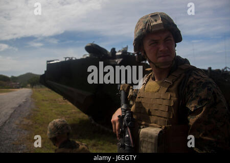 Le sergent du Corps des Marines des États-Unis. Benjamin Corbett, une section leader avec 2e Bataillon, 4e Régiment de Marines, observe une route lors d'une répétition de la simulation conjointe lors de l'atterrissage d'assaut amphibie de la coopération active de l'état de préparation et de formation à flot (LF) en 2015 sur base de véhicule d'assaut amphibie, Phlutaluang, Thaïlande, le 31 août 2015. LF CARAT est destiné à consolider et accroître l'interopérabilité dans la planification et les opérations amphibies et les ensembles de compétences de base entre les États-Unis et les nations de l'Indonésie, la Malaisie et la Thaïlande. (U.S. Marine Corps photo par MCIPAC Cp Lance la Caméra de combat Banque D'Images