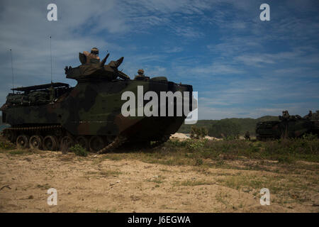 U.S. Marine Corps véhicule d'assaut amphibie (AAV) avec 2e Bataillon, 4e Régiment de Marines, et Royal Thai Marines mener une répétition d'une attaque amphibie simulée avec Thai Royal Marines au cours force de débarquement à flot la coopération et la formation de l'état de préparation (LF) en 2015 sur base d'AAV, Phlutaluang, Thaïlande, le 31 août 2015. LF CARAT est destiné à consolider et accroître l'interopérabilité dans la planification et les opérations amphibies et les ensembles de compétences de base entre les États-Unis et les nations de l'Indonésie, la Malaisie et la Thaïlande. (U.S. Marine Corps photo par MCIPAC le Caméra de combat. Ser Banque D'Images