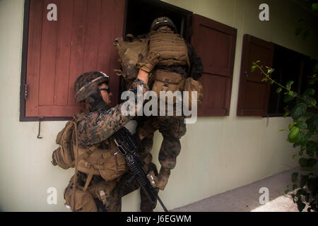 Le Corps des Marines des États-Unis. Nicholas Hannon, gauche, et lance le Cpl. Dalton Allen, les deux soldats du 2e Bataillon, 4e Régiment de Marines, entrer dans un bâtiment lors d'une répétition d'une attaque amphibie simulée avec Thai Royal Marines au cours force de débarquement à flot la coopération et la formation de l'état de préparation (LF) en 2015 sur base de véhicule d'assaut amphibie, Phlutaluang, Thaïlande, le 31 août 2015. LF CARAT est destiné à consolider et accroître l'interopérabilité dans la planification et les opérations amphibies et les ensembles de compétences de base entre les États-Unis et les nations de l'Indonésie, la Malaisie, et Tha Banque D'Images