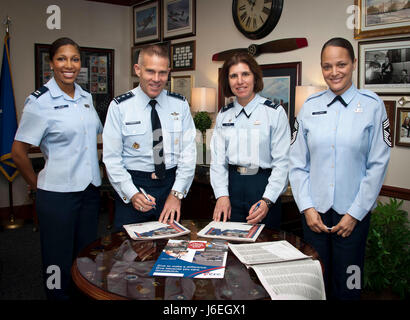 Pour aider le lancement de la campagne fédérale combinée, le capitaine Diaundra Walker (à gauche) aide Lt Gen Steven Kwast, commandant et président de l'Université de l'air, le Colonel Andrea Tullos, commandant de l'Escadre de la Base aérienne 42 et le sergent-chef Laura Callaway, chef du Commandement 42ABW, remplir leurs cartes d'engagement, le 8 septembre 2015. (Photo prise par l'US Air Force Donna L. Burnett/libérés) Banque D'Images