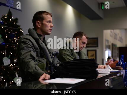 Le Major Norvégien Morten Hanche, 62e Escadron de chasse F-35 élève-pilote, à l'écoute de son mémoire pré-vol sortie aux côtés de son coéquipier et guide, le Lieutenant-colonel Gregory Frana, 62e commandant FS, le 14 décembre 2015, à la base aérienne de Luke. Hanche a été l'entraînement avec les pilotes américains de la 62e FS depuis quelques mois pour voler le F-35. (U.S. Air Force photo par un membre de la 1re classe Ridge Shan) Banque D'Images