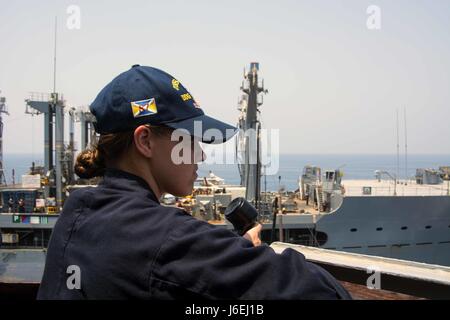 160815-N-GK781-025 GOLFE D'ADEN (16 août 2000 15, 2016), l'étoile de Funk, Susan Avonmore, Pa., conns-missiles le destroyer USS Mason (DDG 87) au cours d'un ravitaillement en mer avec la reconstitution de la flotte oiler USNS Laramie (T-AO 203). Mason, déployés dans le cadre du groupe aéronaval d'Eisenhower, appuie les opérations de sécurité maritime et les efforts de coopération en matière de sécurité dans le théâtre dans la 5e flotte américaine zone d'opérations. (U.S. Photo par Marine Yeoman 1re classe Timothy Meece) Banque D'Images