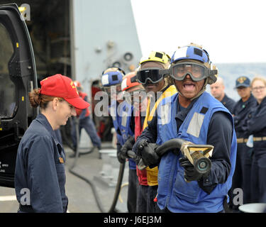 Les marins à bord de l'USS Shoup, un destroyer à missiles guidés de classe Arleigh Burke, effectuent un crash et un exercice de sauvetage sur le pont d'envol lors d'opérations de routine dans l'océan Pacifique le 15 août 2016. Banque D'Images