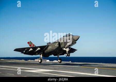 160817-N-EH855-002 OCÉAN ATLANTIQUE (16 août 2000 17, 2016) Un F-35C Lightning II, variante transporteur assigné à l'air salé de chiens de l'Escadron d'essai et d'évaluation (VX), 23 effectue un posé-décollé sur le pont du porte-avions USS George Washington (CVN 73). VX-23 effectue son troisième et dernier test de développement (DT-III) phase à bord de George Washington dans l'océan Atlantique. Le F-35C est prévue pour être opérationnelle de la flotte en 2018. (U.S. Photo par marine Spécialiste de la communication de masse de la classe 3ème Bryan Ami) Banque D'Images