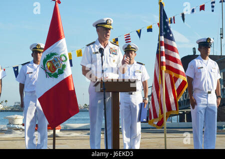 MAYPORT, Floride (16 août 2000 19, 2016) - Arrière Adm. Sean Buck, commandant du Commandement Sud des forces navales des États-Unis/U.S. 4e Flotte, parle devant les officiers et l'équipage du BAP Angamos (SS-31) lors d'une cérémonie en l'honneur du 105e anniversaire de la force sous-marin péruvien. (U.S. Le commandant de la marine photo par Erik Reynolds/libéré) Banque D'Images