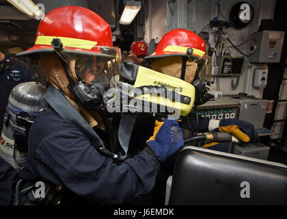 Le 16 août 2016, à bord de l'USS Shoup (DDG 86) dans l'océan Pacifique, des marins ont effectué un exercice de contrôle des dommages en utilisant des appareils d'imagerie thermique pour diriger les efforts de lutte contre les incendies pendant que le navire était en route. Banque D'Images