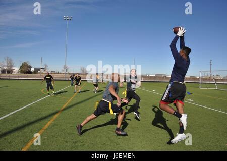 Le petit officier de 3e classe participe au match annuel de football de drapeau de l'Armée de terre de la Marine à Buckley Air Force base, Aurora, Colorado. L'équipe de la marine du Colorado du NIOC rivalise contre le personnel de l'armée pour promouvoir la condition physique, le travail d'équipe et le moral des militaires. Banque D'Images