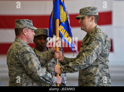 Le colonel Harry Seibert, commandant de la 1ère Groupe de maintenance des opérations spéciales, présente le Major Bryan Hogan, commandant de la 801st Escadron de maintenance des aéronefs d'opérations spéciales, avec la 801st SOAMXS guidon lors d'une cérémonie de passation de commandement à Hurlburt Field, en Floride, le 12 janvier 2017. Le major Bryan Hogan a pris le commandement de la 801st SOAMXS du commandant sortant, le Lieutenant-colonel Philip Broyles. (U.S. Air Force photo par un membre de la 1re classe Joseph Pick) Banque D'Images