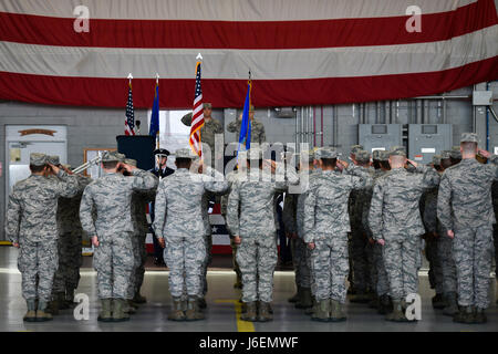 Les commandos de l'air et leurs familles y assister le 1er Escadron de maintenance des aéronefs Opérations spéciales Prise de commandement cérémonie à l'hangar de commando sur Hurlburt Field, en Floride, le 12 janvier 2017. Le lieutenant-colonel Philip Broyles, qui a déjà servi comme commandant de la 801st Escadron de maintenance des aéronefs d'opérations spéciales, a pris le commandement de la 1ère. SOAMXS (U.S. Air Force photo par un membre de la 1re classe Joseph Pick) Banque D'Images