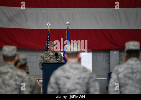 Le colonel Harry Seibert, commandant de la 1ère Groupe de maintenance des opérations spéciales, prend la parole lors du 1er Escadron de maintenance des aéronefs Opérations spéciales Prise de commandement cérémonie à Hurlburt Field, en Floride, le 12 janvier 2017. Le lieutenant-colonel Philip Broyles, qui a déjà servi comme commandant de la 801st Escadron de maintenance des aéronefs d'opérations spéciales, a pris le commandement de la 1ère. SOAMXS (U.S. Air Force photo par un membre de la 1re classe Joseph Pick) Banque D'Images