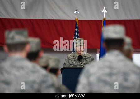 Les commandos de l'air et leurs familles y assister le 1er Escadron de maintenance des aéronefs Opérations spéciales Prise de commandement cérémonie à l'hangar de commando sur Hurlburt Field, en Floride, le 12 janvier 2017. Le lieutenant-colonel Philip Broyles, qui a déjà servi comme commandant de la 801st Escadron de maintenance des aéronefs d'opérations spéciales, a pris le commandement de la 1ère. SOAMXS (U.S. Air Force photo par un membre de la 1re classe Joseph Pick) Banque D'Images