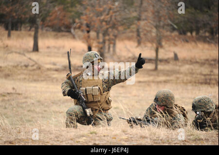 Les ingénieurs de combat avec les Marines US Fox compagnie, 2e Bataillon, 24e Marines de la 23e Régiment de Marines de la 4e Division de marines mener une guerre des tranchées entraînement à Fort McCoy, Wisconsin le 11 mars 2017. Fox Company, basée à Milwaukee, se préparait pour l'avenir de la certification de la guerre des tranchées à lieu à la Marine Corps Air Ground Combat Center à vingt neuf Palms, California. Photo par Jamal Wilson Banque D'Images