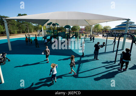 Les commandos de l'air et leurs familles assistent à une célébration de la réouverture de Lil' Commando Community Park à Hurlburt Field, en Floride, le 17 mars 2017. L'événement a eu lieu pour célébrer la réouverture du parc après des rénovations ont été faites. L'événement a offert de la nourriture et divertissement comme Hurlburts Commandos Air Lil' joué sur la nouvelle aire de jeux. (U.S. Air Force photo par un membre de la 1re classe Dennis Espagne) Banque D'Images