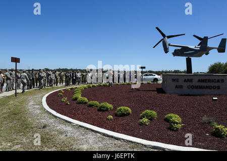 Les membres du team Hurlburt recueillir de consacrer le nouveau modèle CV-22 Osprey à Hurlburt Field, en Floride, le 6 avril 2017. Le CV-22 modèle avec nombre de queue 0031 a été créé et installé à la mémoire la CV-22 qui s'est écrasé près de Qalat, Afghanistan, 9 avril 2019, où deux des membres de l'équipage ont perdu la vie. (U.S. Photo de l'Armée de l'air par la Haute Airman Jeff) Parkinson Banque D'Images