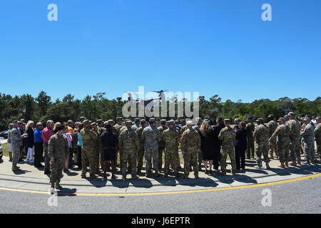 Les membres du team Hurlburt recueillir de consacrer le nouveau modèle CV-22 Osprey à Hurlburt Field, en Floride, le 6 avril 2017. Le CV-22 modèle avec nombre de queue 0031 a été créé et installé à la mémoire la CV-22 qui s'est écrasé près de Qalat, Afghanistan, 9 avril 2019, où deux des membres de l'équipage ont perdu la vie. (U.S. Photo de l'Armée de l'air par la Haute Airman Jeff) Parkinson Banque D'Images