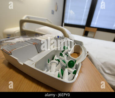 Un bac de stockage de glucose de sang placé sur une table de chevet est de gérer le taux de glucose dans les patients de l'hôpital à la 88e Escadron d'opérations internes à l'intérieur du centre médical à Wright-Patterson Air Force Base, Ohio, le 7 avril 2017. L'IPTS 88e exécute un budget de 6,9 millions de dollars et gère 3 100 entrées, 11 000 jours-lits, et 440 livraisons. (U.S. Air Force Photo de Michelle Gigante/libérés) Banque D'Images