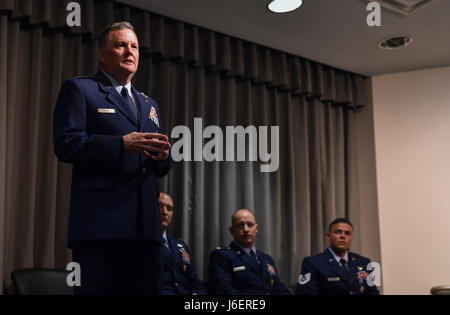 Le lieutenant général Brad Webb, commandant de l'Air Force Special Operations Command, parle au cours d'une cérémonie de la Croix du service distingué pour le Major Ryan Mittelstet, le Major Brett Cassidy et Tech. Le Sgt. Christopher Nin à Hurlburt Field, en Floride, le 21 avril 2017. Bien qu'affecté à la 8e Escadron d'opérations expéditionnaires, Mittelstet, Cassidy et Nin étaient à bord un CV-22 Osprey effectuer une mission d'évacuer les citoyens américains au cours d'une guerre civile en Afrique. Lors de la tentative d'évacuation, leur avion a été pris pour cible et frappé plus de 50 fois par surface-air de feu des forces terrestres. (U.S. Photo de l'Armée de l'air b Banque D'Images