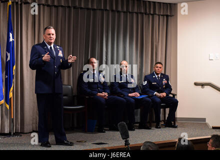 Le lieutenant général Brad Webb, commandant de l'Air Force Special Operations Command, parle au cours d'une cérémonie de la Croix du service distingué pour le Major Ryan Mittelstet, le Major Brett Cassidy et Tech. Le Sgt. Christopher Nin à Hurlburt Field, en Floride, le 21 avril 2017. Bien qu'affecté à la 8e Escadron d'opérations expéditionnaires, Mittelstet, Cassidy et Nin étaient à bord un CV-22 Osprey effectuer une mission d'évacuer les citoyens américains au cours d'une guerre civile en Afrique. Lors de la tentative d'évacuation, leur avion a été pris pour cible et frappé plus de 50 fois par surface-air de feu des forces terrestres. (U.S. Photo de l'Armée de l'air b Banque D'Images