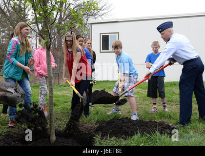 Le colonel Roman L. Hund, commandant de l'installation, et les élèves de collège Hanscom planter un poirier le long de la rue d'Eglin dans le cadre d'activités de la Journée de l'arbre à Hanscom Air Force Base, Mass., 28 avril. Jour de l'arbre est célébrée le dernier vendredi d'avril et est utilisé pour reconnaître comment les arbres enrichissent la vie des gens. (U.S. Air Force photo par Linda Labonté Britt) Banque D'Images