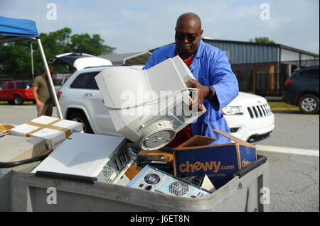 Darryl Mercer, Ingénieur Civil 78e Programme de recyclage qualifiés Operations manager porte les articles à recycler la boîte. Dans le cadre de la Journée de la Terre 2017, l'Ingénieur Civil 78 Groupe a accueilli chaque année un E-vélo Journée au centre de recyclage de Robins, le 28 avril 2017. À propos de 2 800 livres de vieux ordinateurs, moniteurs et autres produits électroniques ont été recueillies en 4 heures. (U.S. Air Force photo de Misuzu Allen) Banque D'Images