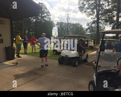 Steve Reedy, Whispering Pines Golf Course manager, mémoires des golfeurs sur les règles du tournoi le 29 avril 2017, sur la base aérienne de Columbus, Mississippi. Cela a marqué le dernier tournoi dans les 75 années d'histoire de la Whispering Pines Golf Course. Alors que le golf est fermé, le café reste ouvert 10 h - 14 h Mardi - vendredi et Footgolf est maintenant libre. Banque D'Images