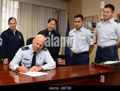 Le colonel Roman L. Hund, commandant de l'installation, signe une proclamation établissant peut comme la cuisine asiatique Le Mois du patrimoine des Îles du Pacifique à Hanscom Air Force Base, Mass., le 1 mai, alors que le sergent-chef de commandement en chef. Patricia L. Hickey, gauche, 1er lieutenant Riga Kim, Senior Airman Martin Jerome Castro et le Capitaine Kenneth Suen. La proclamation appelle tous les militaires, civils et membres de la famille à Hanscom pour marquer la célébration d'un mois en participant à des activités à l'échelle de base, parrainé par le Comité du patrimoine mondial de l'Amérique de l'Asie du Pacifique. (U.S. Air Force photo Linda Labonté Britt) Banque D'Images