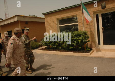 Le Brigadier-général John Epperly, le commandant adjoint de la Force opérationnelle de la Spartan, rencontre le général Khalid Al Sabah et Brigue. Gen. San Clemente à la Force terrestre koweïtiens complexe dans la ville de Koweït, Koweït. Epperly et Khalid a débattu de questions d'intérêt mutuel dans les domaines de la coopération en matière de sécurité, d'équipement, et à venir. exervises (U.S. Army Photo par le Sgt. Sean McCollum) Banque D'Images