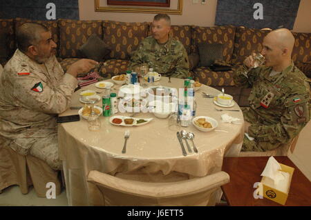 Le Brigadier-général John Epperly, le commandant adjoint de la Force opérationnelle de la Spartan, rencontre le général Khalid Al Sabah et Brigue. Gen. San Clemente à la Force terrestre koweïtiens complexe dans la ville de Koweït, Koweït. Epperly et Khalid a débattu de questions d'intérêt mutuel dans les domaines de la coopération en matière de sécurité, d'équipement, et à venir. exervises (U.S. Army Photo par le Sgt. Sean McCollum) Banque D'Images