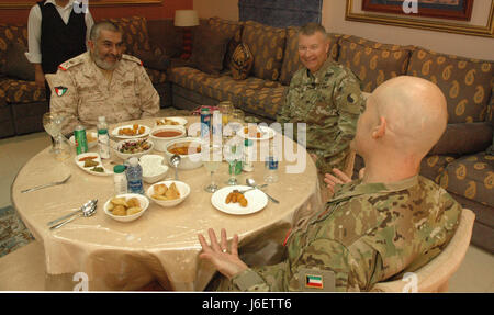 Le Brigadier-général John Epperly, le commandant adjoint de la Force opérationnelle de la Spartan, rencontre le général Khalid Al Sabah et Brigue. Gen. San Clemente à la Force terrestre koweïtiens complexe dans la ville de Koweït, Koweït. Epperly et Khalid a débattu de questions d'intérêt mutuel dans les domaines de la coopération en matière de sécurité, d'équipement, et à venir. exervises (U.S. Army Photo par le Sgt. Sean McCollum) Banque D'Images