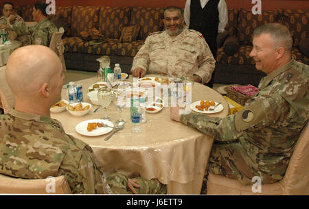 Le Brigadier-général John Epperly, le commandant adjoint de la Force opérationnelle de la Spartan, rencontre le général Khalid Al Sabah et Brigue. Gen. San Clemente à la Force terrestre koweïtiens complexe dans la ville de Koweït, Koweït. Epperly et Khalid a débattu de questions d'intérêt mutuel dans les domaines de la coopération en matière de sécurité, d'équipement, et à venir. exervises (U.S. Army Photo par le Sgt. Sean McCollum) Banque D'Images