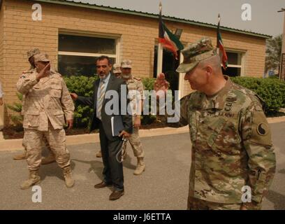 Le Brigadier-général John Epperly, le commandant adjoint de la Force opérationnelle de la Spartan, rencontre le général Khalid Al Sabah et Brigue. Gen. San Clemente à la Force terrestre koweïtiens complexe dans la ville de Koweït, Koweït. Epperly et Khalid a débattu de questions d'intérêt mutuel dans les domaines de la coopération en matière de sécurité, d'équipement, et à venir. exervises (U.S. Army Photo par le Sgt. Sean McCollum) Banque D'Images