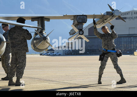 Tech. Le Sgt. Karwacinski Tiffany, un aviateur armes attribuées au 136e Escadron de maintenance, Naval Air Station Joint Reserve Base Fort Worth, Texas, effectue des inspections pré-vol sur un F-16 Fighting Falcon de munitions du 3 mai à Hill Air Force Base, dans l'Utah. Aviateurs et d'aéronefs de plusieurs bases ont participé au Combat Hammer, un long exercice de deux semaines qui évalue et guidées avec précision air-sol, des armes pour la fiabilité, la maintenabilité, la pertinence et l'exactitude. (U.S. Air Force/R. Nial Bradshaw) Banque D'Images