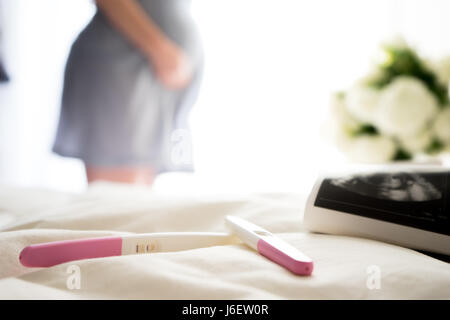 Close up de l'échographie et un test de grossesse positif Banque D'Images