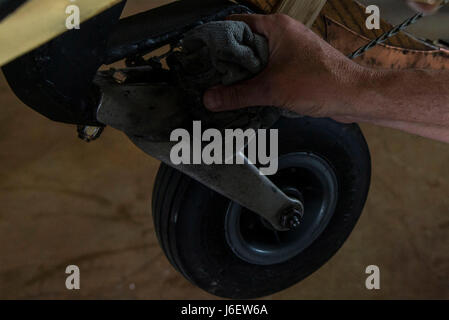 L'entretien de routine est effectué sur la roue de queue d'un Curtiss JN-4 Jenny, un biplan à double contrôle largement utilisé pendant la première Guerre mondiale pour former les pilotes débutants en Amérique du Nord. Banque D'Images