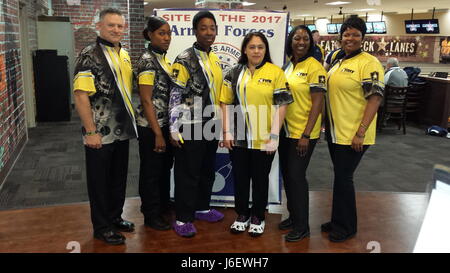 Coach (Capt) Scott Lentsch, un soldat de réserve de l'Armée américaine affecté à l'Armée de terre commande médicale, en compagnie de l'Armée de compétitrices qui ont participé à l'Armée 2017 Bowling championnats. (De gauche à droite) Le Sgt. Geneitha Allen, le s.. Tiara Jenkins, le Colonel Lisa Keough (sur Service Commun/Marine Team), Sgt. 1re classe Quincie Blackshear et le Sgt. 1re classe Chandres Bolden. Dans tous les sports de l'armée, les soldats du service actif, de la Réserve et de la Garde nationale en compétition dans une variété de sports aux plus hauts niveaux d'inclure les Forces armées, USA Tiers et Jeux Mondiaux Militaires. Tous les sports de l'armée s Banque D'Images