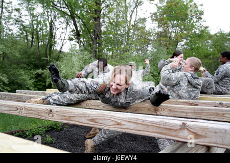 Les soldats de la 213e compagnie du personnel, 728th Bataillon de soutien au maintien en puissance de combat, 213e groupe d'appui régional de terminer une course d'obstacles le 7 mai 2017 à Fort Indiantown Gap. Le s.. Christina Taylor utilise sa force pour soulever le haut du corps elle-même sur un obstacle difficile qui n'a pas permettre l'utilisation de ses mains de manoeuvre. (U.S. Photo de la Garde nationale par la CPS. Hannah L. Baker) Banque D'Images