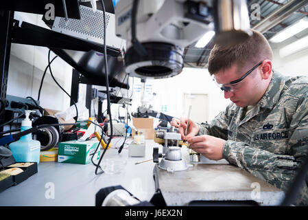Le s.. Zachary Dowd, le programme d'amélioration de la réparation de l'Armée de l'air Technicien de la carte du circuit, remplace une résistance sur un bloc d'alimentation à Mountain Home Air Force Base, Ohio, le 8 mai 2017. L'équipe de quatre personnes AFREP enregistré le Air Force un total de 1,3 millions de dollars en 2016, et est en voie d'économiser 2,5 millions de dollars en 2017, entre les économies de coûts et l'évitement des coûts. (U.S. Air Force photo/Le s.. Samuel Morse) Banque D'Images