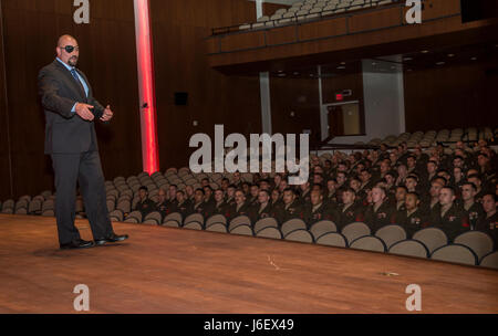 Ancien sergent d'artillerie du Corps des Marines des États-Unis. Nick A. Popaditch, superviseur chez Tesla Motors, donne sa présentation au public durant la 17e sgt. Walter K. Singleton distingue les séries de conférences tenues à Warner Hall, Marine Corps Base Quantico, en Virginie, le 8 mai 2017. Le Sgt. Singleton a été tué au combat au Vietnam et a reçu à titre posthume la Médaille d'honneur en 1968. La série de conférences est tenu d'élargir la perspective du leadership de l'avenir du Corps des dirigeants qui ont participé à la Sous-direction du personnel de l'Académie. (U.S. Marine Corps Photo par : lance le Cpl. Micha R. Pierce) Banque D'Images