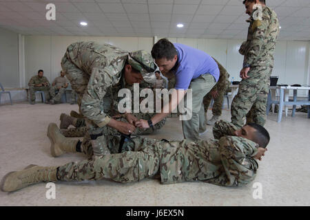 AMMAN, JORDANIE (8 mai 2017) Air Force interprète 'Dino' Dannawi fournit des instructions aux soldats affectés à des forces armées jordaniennes Task Force 101, et aviateurs canadiens affectés à des opérations spéciales de l'Armée de l'air américaine, participant à la formation de Combat tactique au King Abdullah II Centre de formation d'opérations spéciales, dans le cadre de l'exercice lion avide. Lion avide est un exercice annuel le Commandement central américain en Jordanie visant à renforcer les relations militaires entre les Etats-Unis, la Jordanie et d'autres partenaires internationaux. La nouvelle édition se compose d'environ 7 200 milit Banque D'Images