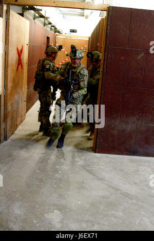 French Groupe d'opérations spéciales et la Jordanie 111e Bataillon de la Force de frappe des soldats effectuent des opérations de tir réel inscrivez-vous au cours de l'exercice lion avide à 17 le Roi Abdullah II Centre de formation d'opérations spéciales à l'extérieur, Amman, Jordanie, 8 mai 2017. Lion avide est un exercice annuel le Commandement central américain en Jordanie visant à renforcer les relations militaires entre les Etats-Unis, la Jordanie et d'autres partenaires internationaux. La nouvelle édition se compose d'environ 7 200 militaires provenant de plus de 20 nations qui permettra de répondre aux scénarios impliquant la sécurité des frontières, de commandement et de contrôle, de cyber Banque D'Images